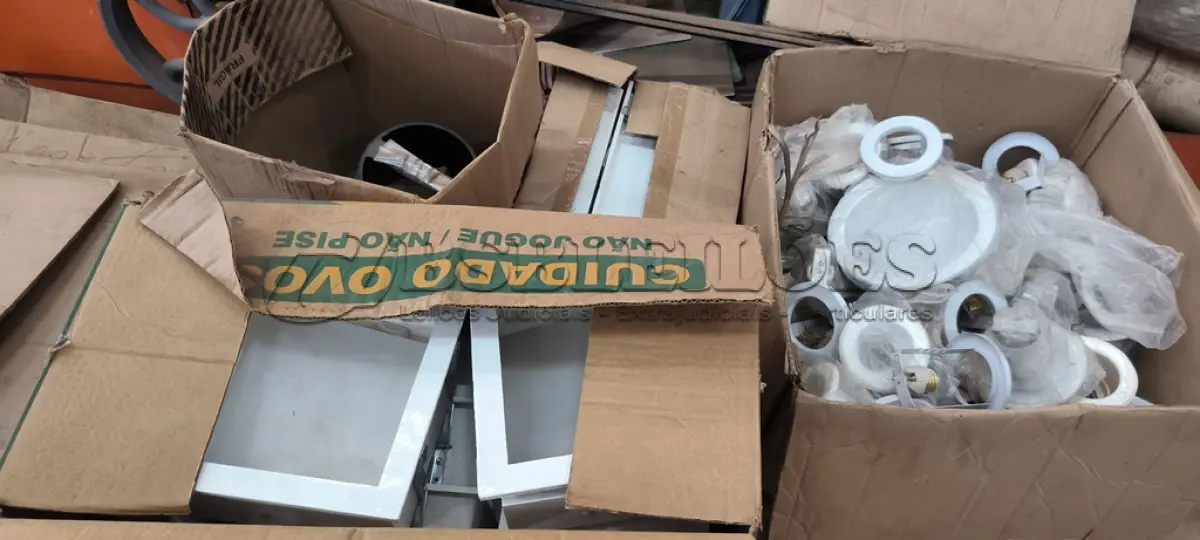 LOTE 282 - 01 LOTE COM LUMINÁRIAS DIVERSAS. (NO ESTADO) ATENÇÃO! FAZER A VISITAÇÃO ANTES DE ARREMATAR, NÃO SABEMOS SE FUNCIONA, LEILÃO NÃO TEM GARANTIA E NEM DEVOLUÇÃO, SUJEITO A POSSÍVEIS AVARIAS VISÍVEIS/OCULTAS E/OU AUSÊNCIA DE COMPONENTES.