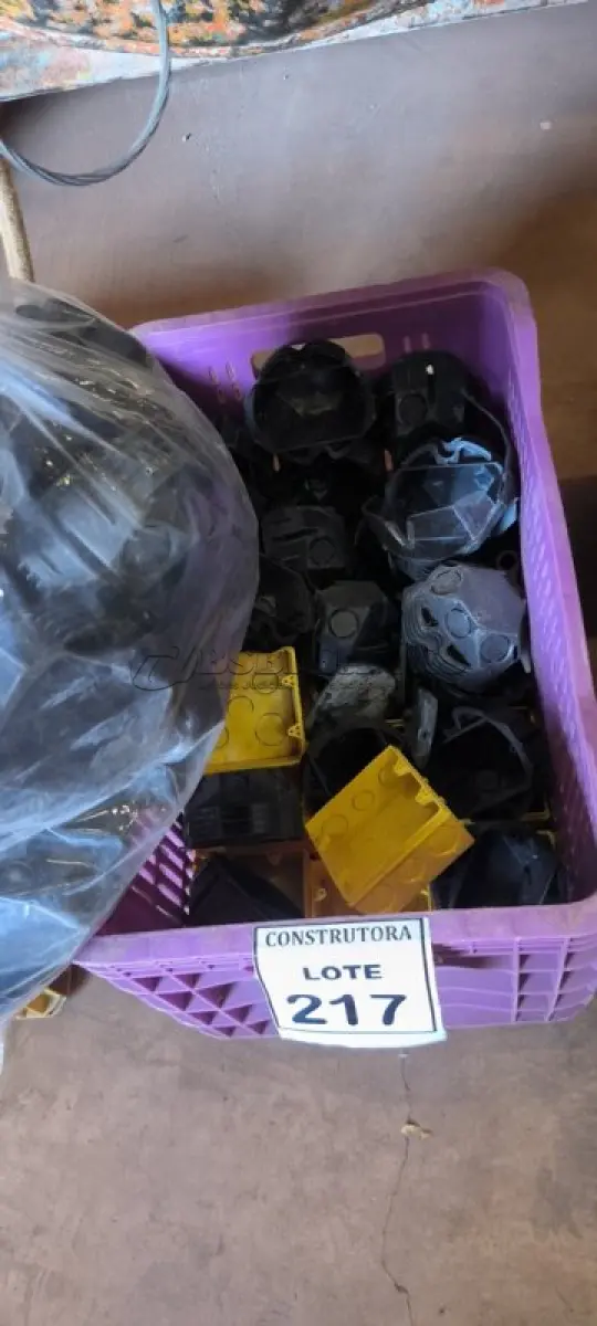 LOTE 217 - 01 LOTE COM CAIXA DE LUZ 4X4 E 4X2. (CAIXA ORGANIZADORA NAO INCLUSA) (NO ESTADO) ATENÇÃO! FAZER A VISITAÇÃO ANTES DE ARREMATAR, NÃO SABEMOS SE FUNCIONA, LEILÃO NÃO TEM GARANTIA E NEM DEVOLUÇÃO, SUJEITO A POSSÍVEIS AVARIAS VISÍVEIS/OCULTAS E/OU AUSÊNCIA DE COMPONENTES.