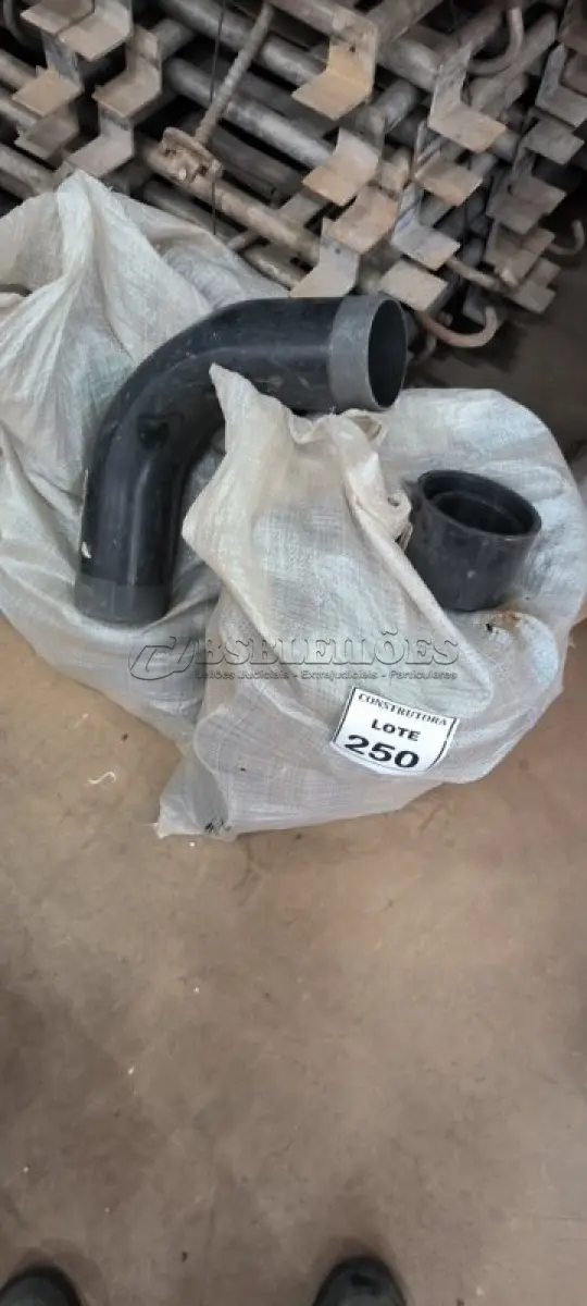 LOTE 250 - 01 LOTE COM LUVAS ROSCADAS E CURVAS DE ELETRODUTOS TAMANHOS DIVERSOS. (NO ESTADO) ATENÇÃO! FAZER A VISITAÇÃO ANTES DE ARREMATAR, NÃO SABEMOS SE FUNCIONA, LEILÃO NÃO TEM GARANTIA E NEM DEVOLUÇÃO, SUJEITO A POSSÍVEIS AVARIAS VISÍVEIS/OCULTAS E/OU AUSÊNCIA DE COMPONENTES.