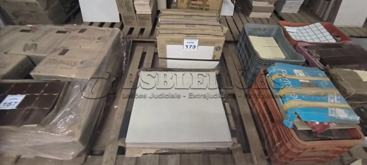 LOTE 173 - 06 CAIXAS DE PISOS CECRISA 45,6X45,6. (NO ESTADO) ATENÇÃO! FAZER A VISITAÇÃO ANTES DE ARREMATAR, NÃO SABEMOS SE FUNCIONA, LEILÃO NÃO TEM GARANTIA E NEM DEVOLUÇÃO, SUJEITO A POSSÍVEIS AVARIAS VISÍVEIS/OCULTAS E/OU AUSÊNCIA DE COMPONENTES.