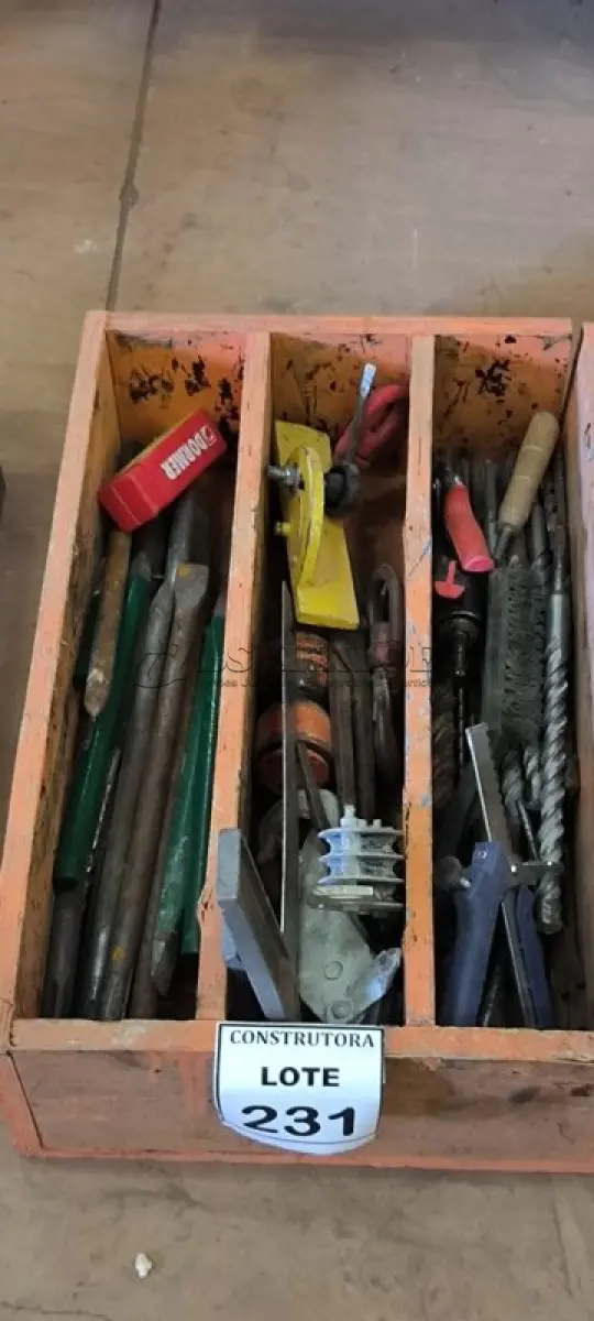 LOTE 231 - 01 LOTE COM BROCAS DIVERSAS ,PONTEIROS E TRALHADEIRAS . (NO ESTADO) ATENÇÃO! FAZER A VISITAÇÃO ANTES DE ARREMATAR, NÃO SABEMOS SE FUNCIONA, LEILÃO NÃO TEM GARANTIA E NEM DEVOLUÇÃO, SUJEITO A POSSÍVEIS AVARIAS VISÍVEIS/OCULTAS E/OU AUSÊNCIA DE COMPONENTES.