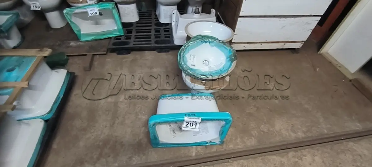 LOTE 201 - 01 VASO SANITÁRIO,  01 TANQUE DECA E 03 CUBAS PARA LAVATÓRIO. (NO ESTADO) ATENÇÃO! FAZER A VISITAÇÃO ANTES DE ARREMATAR, NÃO SABEMOS SE FUNCIONA, LEILÃO NÃO TEM GARANTIA E NEM DEVOLUÇÃO, SUJEITO A POSSÍVEIS AVARIAS VISÍVEIS/OCULTAS E/OU AUSÊNCIA DE COMPONENTES.