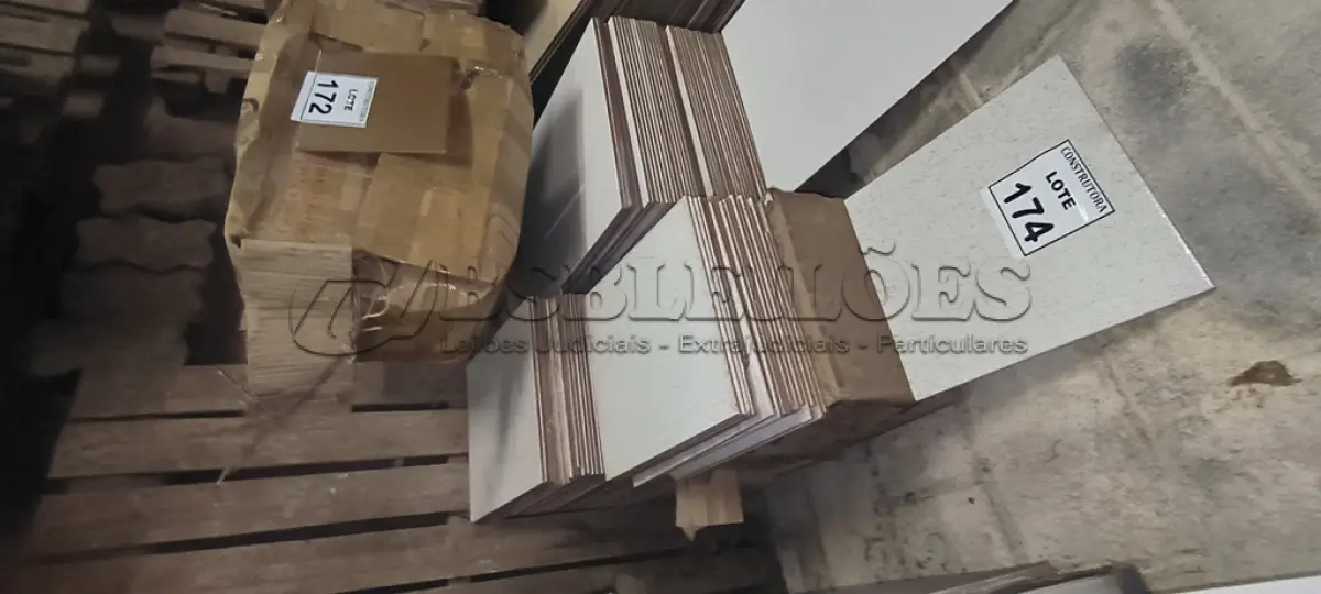 LOTE 174 - 01 LOTE COM APROXIMADAMENTE 5 CAIXAS DE REVERTIMENTOS 30X30CM. (NO ESTADO) ATENÇÃO! FAZER A VISITAÇÃO ANTES DE ARREMATAR, NÃO SABEMOS SE FUNCIONA, LEILÃO NÃO TEM GARANTIA E NEM DEVOLUÇÃO, SUJEITO A POSSÍVEIS AVARIAS VISÍVEIS/OCULTAS E/OU AUSÊNCIA DE COMPONENTES.