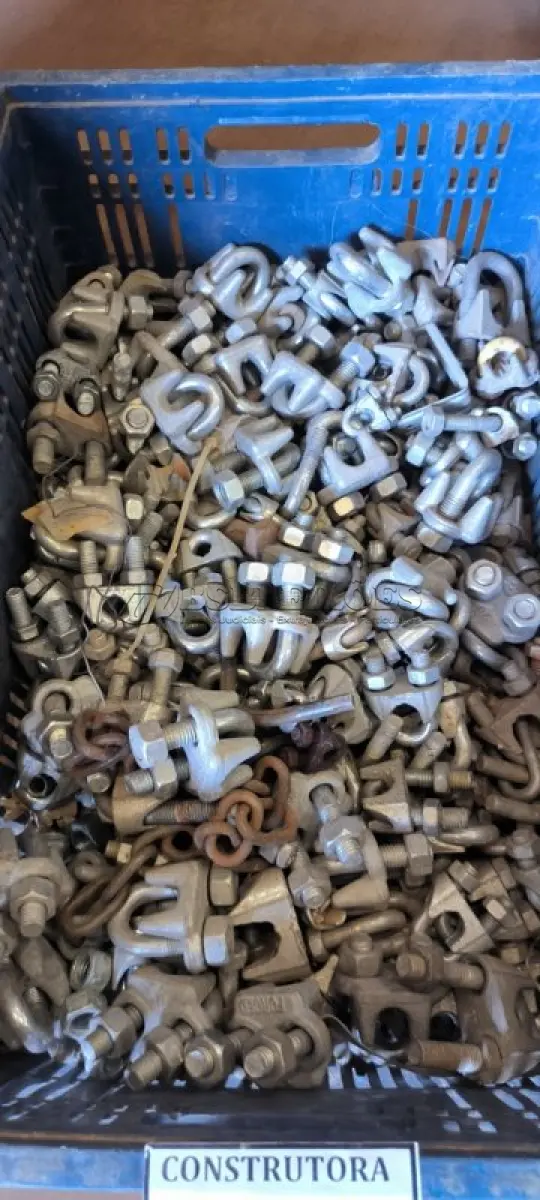 LOTE 218 - 01 LOTE COM GRAMPOS PARA CABOS DE AÇO. (CAIXA ORGANIZADORA NAO INCLUSA) (NO ESTADO) ATENÇÃO! FAZER A VISITAÇÃO ANTES DE ARREMATAR, NÃO SABEMOS SE FUNCIONA, LEILÃO NÃO TEM GARANTIA E NEM DEVOLUÇÃO, SUJEITO A POSSÍVEIS AVARIAS VISÍVEIS/OCULTAS E/OU AUSÊNCIA DE COMPONENTES.