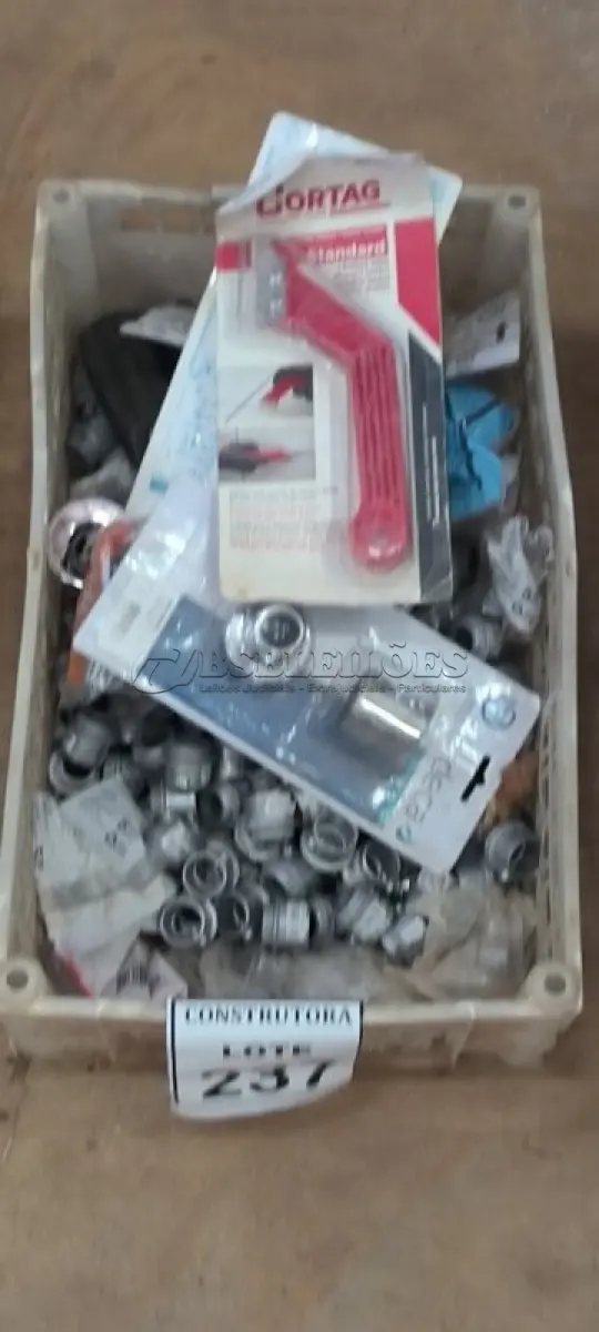 LOTE 237 - 01 LOTE COM BOX PARA ELETRODUTOS E ACABAMENTOS PARA REGISTRO. (CAIXA ORGANIZADORA NAO INCLUSA) (NO ESTADO) ATENÇÃO! FAZER A VISITAÇÃO ANTES DE ARREMATAR, NÃO SABEMOS SE FUNCIONA, LEILÃO NÃO TEM GARANTIA E NEM DEVOLUÇÃO, SUJEITO A POSSÍVEIS AVARIAS VISÍVEIS/OCULTAS E/OU AUSÊNCIA DE COMPONENTES.