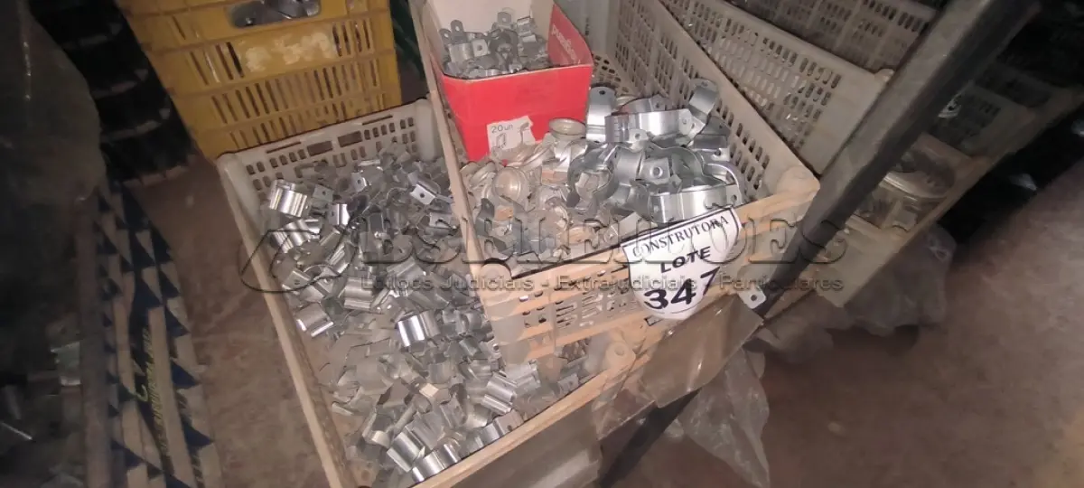 LOTE 347 - 01 LOTE COM ABRAÇADEIRAS TIPO U E ABRAÇADEIRAS PARA ELETRODUTOS. (CAIXA ORGANIZADORA NAO INCLUSA) (NO ESTADO) ATENÇÃO! FAZER A VISITAÇÃO ANTES DE ARREMATAR, NÃO SABEMOS SE FUNCIONA, LEILÃO NÃO TEM GARANTIA E NEM DEVOLUÇÃO, SUJEITO A POSSÍVEIS AVARIAS VISÍVEIS/OCULTAS E/OU AUSÊNCIA DE COMPONENTES.