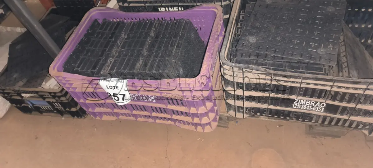 LOTE 357 - 01 LOTE COM PLACAS EM PVC PARA QUADROS ELÉTRICOS. (CAIXA ORGANIZADORA NAO INCLUSA) (NO ESTADO) ATENÇÃO! FAZER A VISITAÇÃO ANTES DE ARREMATAR, NÃO SABEMOS SE FUNCIONA, LEILÃO NÃO TEM GARANTIA E NEM DEVOLUÇÃO, SUJEITO A POSSÍVEIS AVARIAS VISÍVEIS/OCULTAS E/OU AUSÊNCIA DE COMPONENTES.