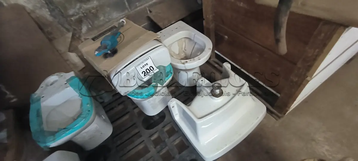 LOTE 200 - 02 VASOS SANITÁRIOS SENDO 01 VASO COM CAIXA ACOPLADA  E 01 TANQUE DECA.