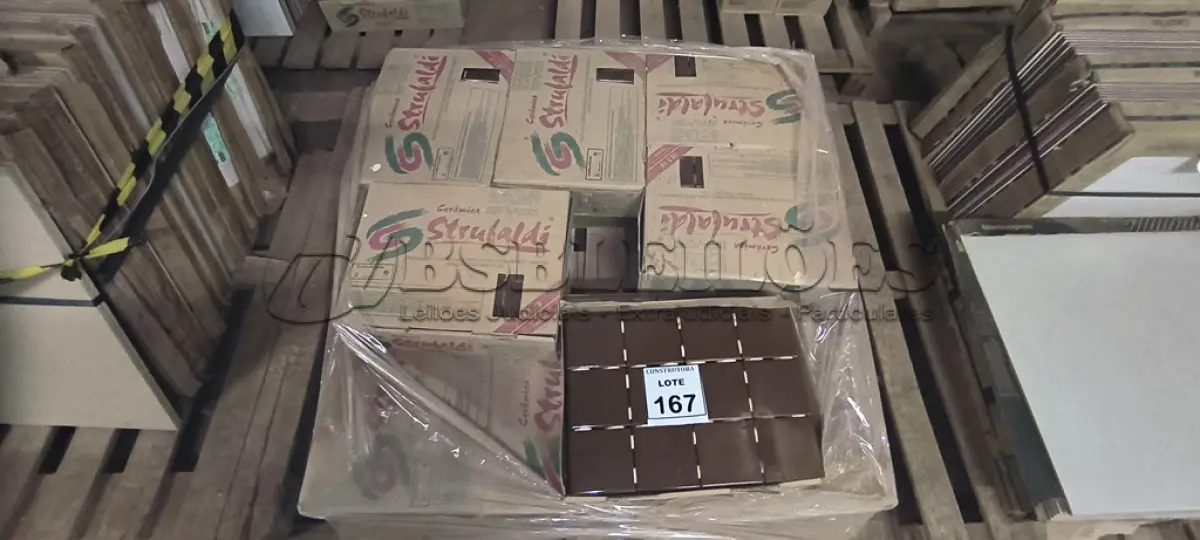 LOTE 167 - 12 CAIXAS DE PASTILHAS  CERÂMICAS ESMALTADAS PARA REVESTIMENTOS 10X10CM NA COR MARROM. (NO ESTADO) ATENÇÃO! FAZER A VISITAÇÃO ANTES DE ARREMATAR, NÃO SABEMOS SE FUNCIONA, LEILÃO NÃO TEM GARANTIA E NEM DEVOLUÇÃO, SUJEITO A POSSÍVEIS AVARIAS VISÍVEIS/OCULTAS E/OU AUSÊNCIA DE COMPONENTES.