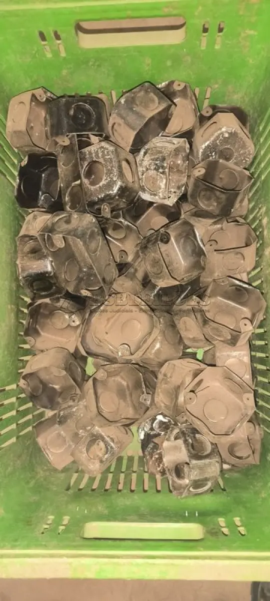 LOTE 306 - 01 LOTE COM CAIXAS DE LUZ METÁLICAS 3X3. (CAIXA ORGANIZADORA NAO INCLUSA) (NO ESTADO) ATENÇÃO! FAZER A VISITAÇÃO ANTES DE ARREMATAR, NÃO SABEMOS SE FUNCIONA, LEILÃO NÃO TEM GARANTIA E NEM DEVOLUÇÃO, SUJEITO A POSSÍVEIS AVARIAS VISÍVEIS/OCULTAS E/OU AUSÊNCIA DE COMPONENTES.