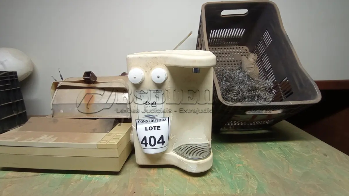 LOTE 404 - 01 LOTE COM BEBEDOURO, IMPRESSORA MATRICIAL, REFLETOR E CAIXA COM MOLAS EM AÇO. (CAIXA ORGANIZADORA NAO INCLUSA) (NO ESTADO) ATENÇÃO! FAZER A VISITAÇÃO ANTES DE ARREMATAR, NÃO SABEMOS SE FUNCIONA, LEILÃO NÃO TEM GARANTIA E NEM DEVOLUÇÃO, SUJEITO A POSSÍVEIS AVARIAS VISÍVEIS/OCULTAS E/OU AUSÊNCIA DE COMPONENTES.