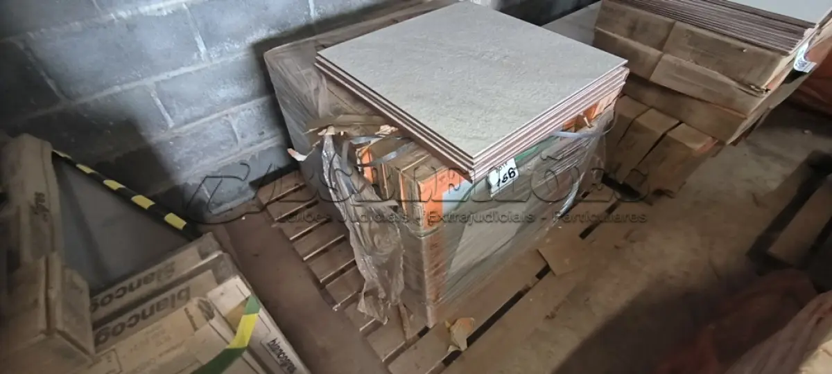 LOTE 186 - 12 CAIXAS DE PORCELANATO POITER PORTOBELLO 60X60CM METROPOLITAN CINZA. (NO ESTADO) ATENÇÃO! FAZER A VISITAÇÃO ANTES DE ARREMATAR, NÃO SABEMOS SE FUNCIONA, LEILÃO NÃO TEM GARANTIA E NEM DEVOLUÇÃO, SUJEITO A POSSÍVEIS AVARIAS VISÍVEIS/OCULTAS E/OU AUSÊNCIA DE COMPONENTES.