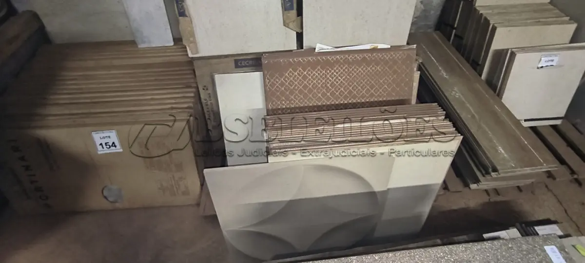 LOTE 155 - 01 LOTE COM APROXIMADAMENTE 30 CAIXAS DE PISO FLOR TILES 45,6X45,6 CECRISA CORES DIVERSAS. (NO ESTADO) ATENÇÃO! FAZER A VISITAÇÃO ANTES DE ARREMATAR, NÃO SABEMOS SE FUNCIONA, LEILÃO NÃO TEM GARANTIA E NEM DEVOLUÇÃO, SUJEITO A POSSÍVEIS AVARIAS VISÍVEIS/OCULTAS E/OU AUSÊNCIA DE COMPONENTES.