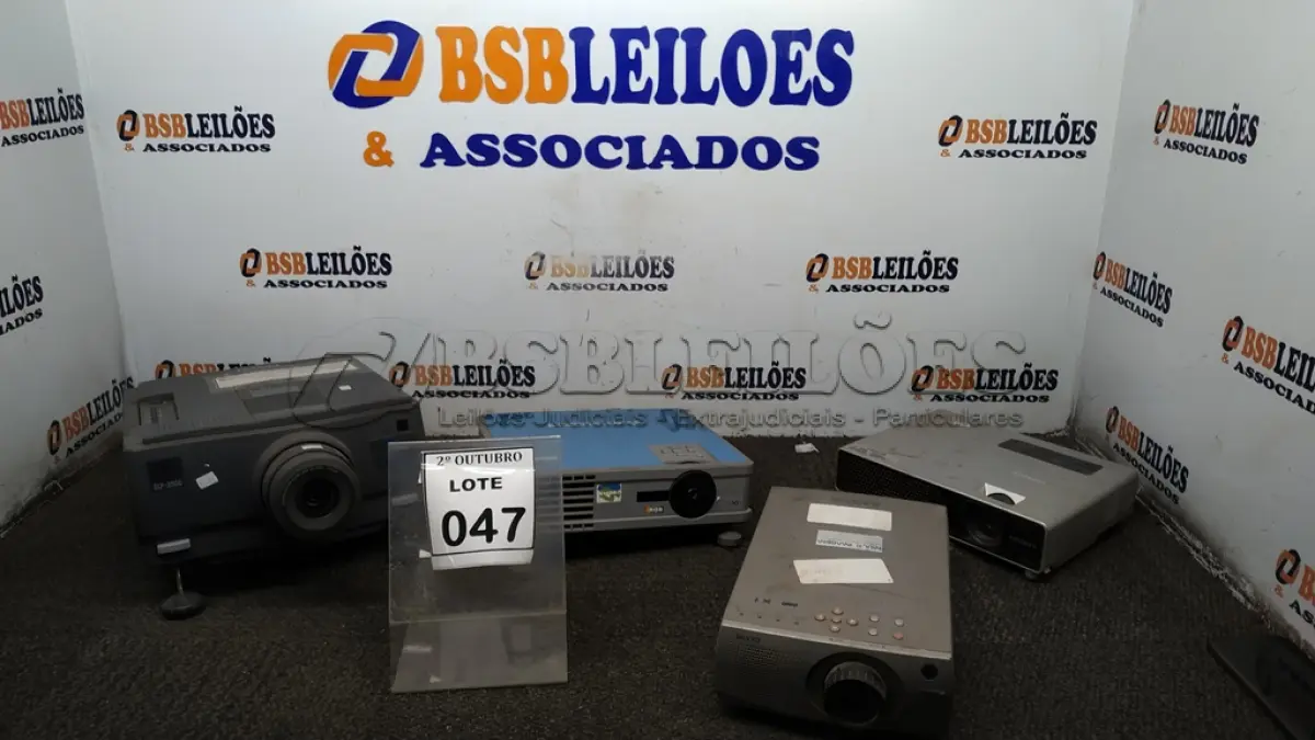 LOTE 047 - 04 PROJETORES DE MARCAS E MODELOS DIVERSOS. (NO ESTADO) ATENÇÃO! FAZER A VISITAÇÃO ANTES DE ARREMATAR, NÃO SABEMOS SE FUNCIONA, LEILÃO NÃO TEM GARANTIA E NEM DEVOLUÇÃO, SUJEITO A POSSÍVEIS AVARIAS VISÍVEIS/OCULTAS E/OU AUSÊNCIA DE COMPONENTES.