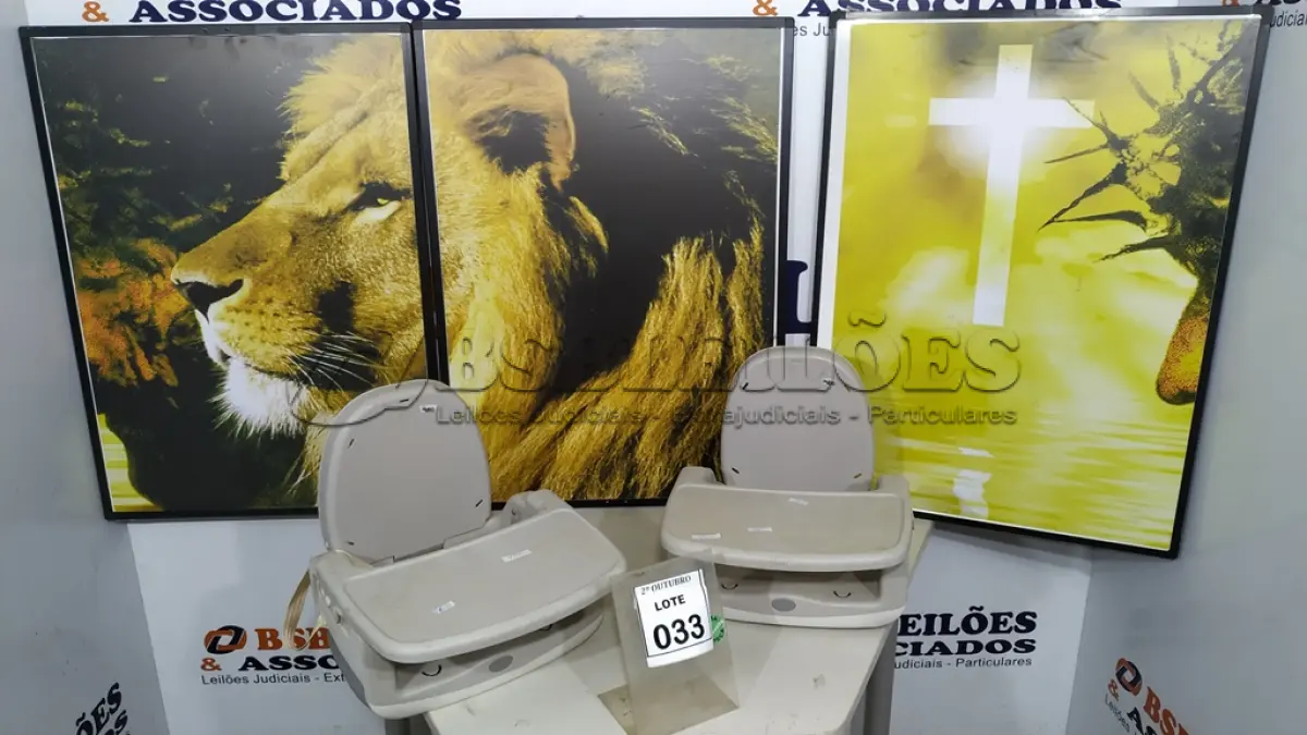 LOTE 033 - 02 CADEIRAS DE ALIMENTAÇÃO PARA CRIANÇAS E 03 QUADROS DECORATIVOS. (NO ESTADO) ATENÇÃO! FAZER A VISITAÇÃO ANTES DE ARREMATAR, NÃO SABEMOS SE FUNCIONA, LEILÃO NÃO TEM GARANTIA E NEM DEVOLUÇÃO, SUJEITO A POSSÍVEIS AVARIAS VISÍVEIS/OCULTAS E/OU AUSÊNCIA DE COMPONENTES.