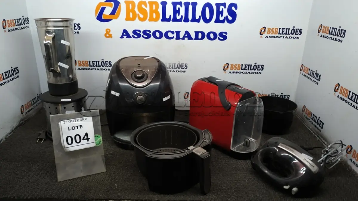 LOTE 004 - 01 LIQUIDIFICADOR INDUSTRIAL, 01 AIR FRYER MARCA PHILCO, 01 BATEDEIRA MARCA MONDIAL E 01 CAFETEIRA. (NO ESTADO) ATENÇÃO! FAZER A VISITAÇÃO ANTES DE ARREMATAR, NÃO SABEMOS SE FUNCIONA, LEILÃO NÃO TEM GARANTIA E NEM DEVOLUÇÃO, SUJEITO A POSSÍVEIS AVARIAS VISÍVEIS/OCULTAS E/OU AUSÊNCIA DE COMPONENTES.