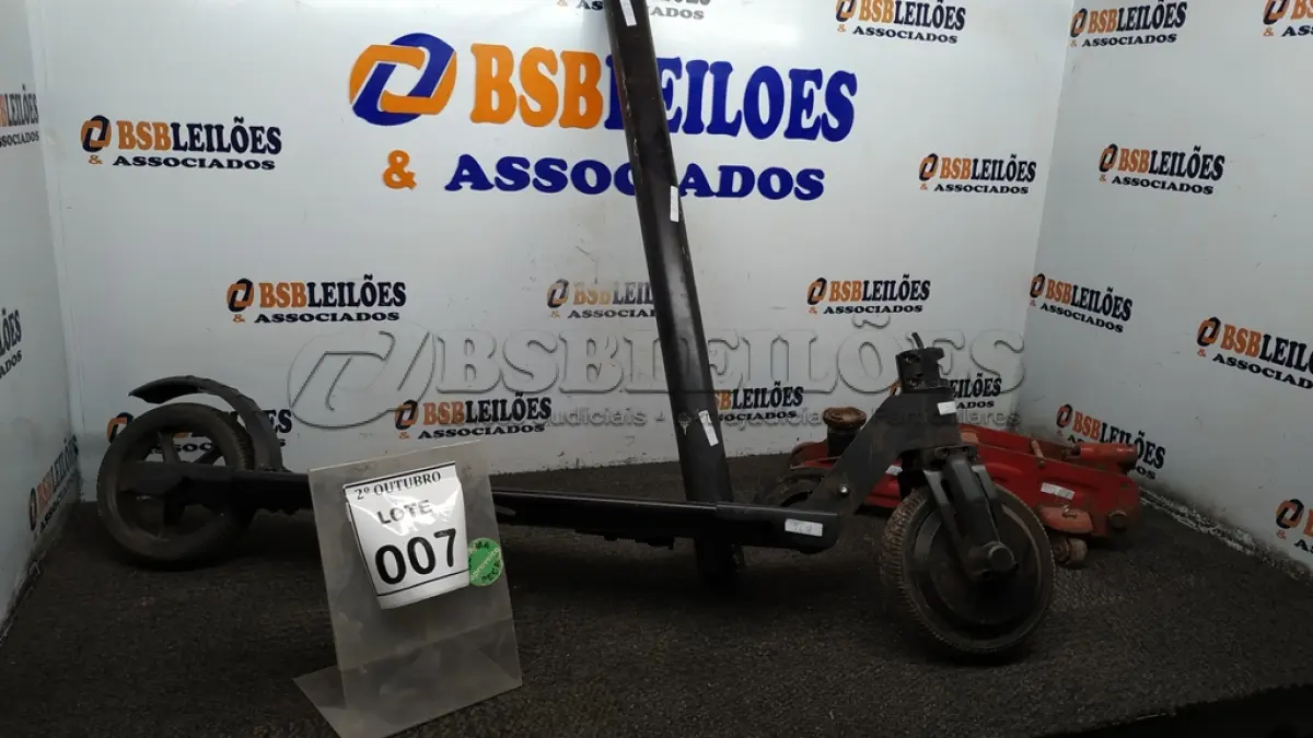 LOTE 007 - 01 PATINETE COM AVARIAS E 01 MACACO HIDRÁULICO. (NO ESTADO) ATENÇÃO! FAZER A VISITAÇÃO ANTES DE ARREMATAR, NÃO SABEMOS SE FUNCIONA, LEILÃO NÃO TEM GARANTIA E NEM DEVOLUÇÃO, SUJEITO A POSSÍVEIS AVARIAS VISÍVEIS/OCULTAS E/OU AUSÊNCIA DE COMPONENTES.