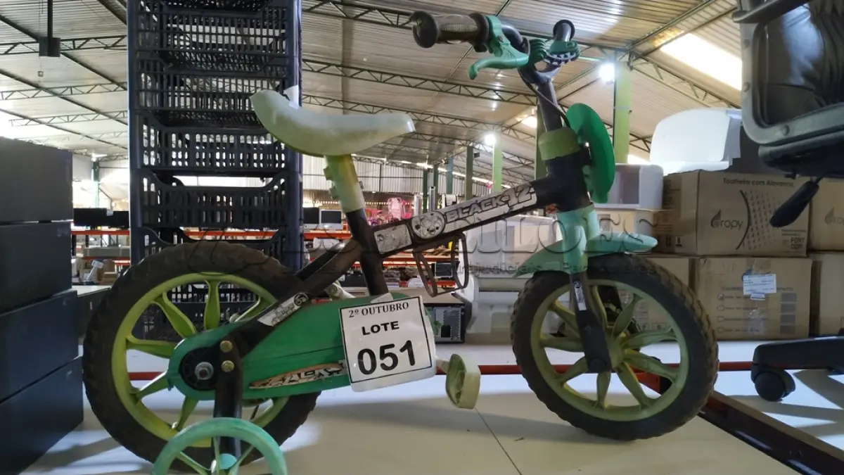 LOTE 051 - 01 BICICLETA INFANTIL. (NO ESTADO) ATENÇÃO! FAZER A VISITAÇÃO ANTES DE ARREMATAR, NÃO SABEMOS SE FUNCIONA, LEILÃO NÃO TEM GARANTIA E NEM DEVOLUÇÃO, SUJEITO A POSSÍVEIS AVARIAS VISÍVEIS/OCULTAS E/OU AUSÊNCIA DE COMPONENTES.
