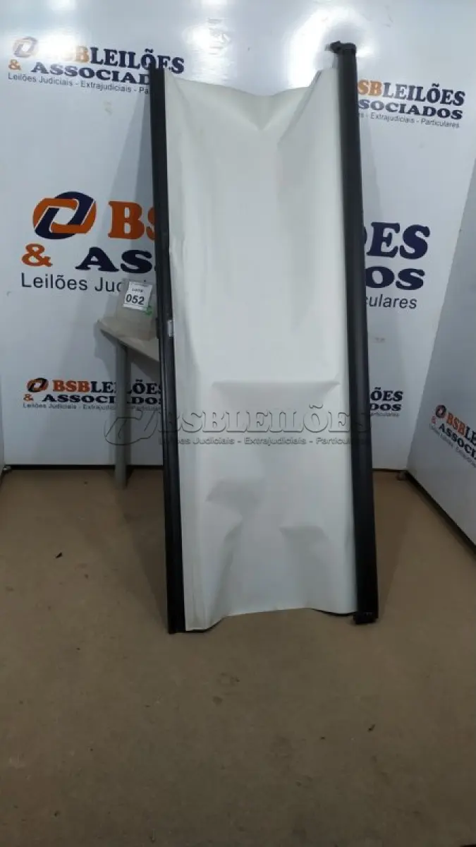 LOTE 052 - 01 TELA DE PROJEÇÃO RETRÁTIL. (NO ESTADO) ATENÇÃO! FAZER A VISITAÇÃO ANTES DE ARREMATAR, NÃO SABEMOS SE FUNCIONA, LEILÃO NÃO TEM GARANTIA E NEM DEVOLUÇÃO, SUJEITO A POSSÍVEIS AVARIAS VISÍVEIS/OCULTAS E/OU AUSÊNCIA DE COMPONENTES.