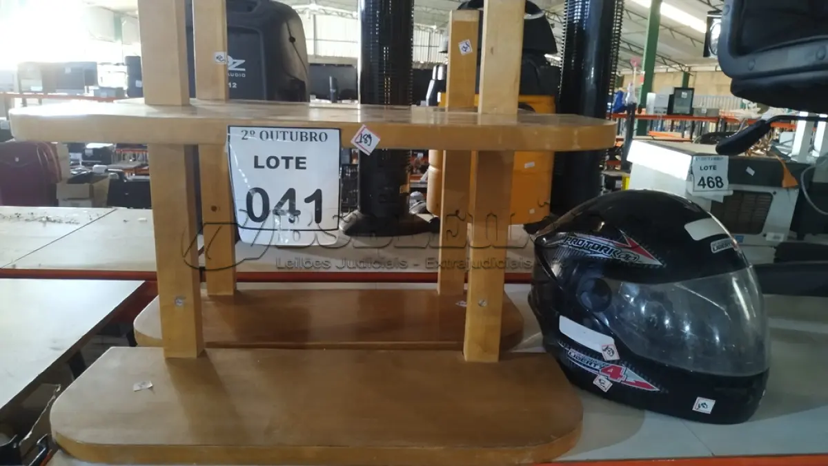 LOTE 041 - 02 PRATELEIRAS DE PAREDE EM MADEIRA E 01 CAPACETE DE MOTOCICLISTA. (NO ESTADO) ATENÇÃO! FAZER A VISITAÇÃO ANTES DE ARREMATAR, NÃO SABEMOS SE FUNCIONA, LEILÃO NÃO TEM GARANTIA E NEM DEVOLUÇÃO, SUJEITO A POSSÍVEIS AVARIAS VISÍVEIS/OCULTAS E/OU AUSÊNCIA DE COMPONENTES.