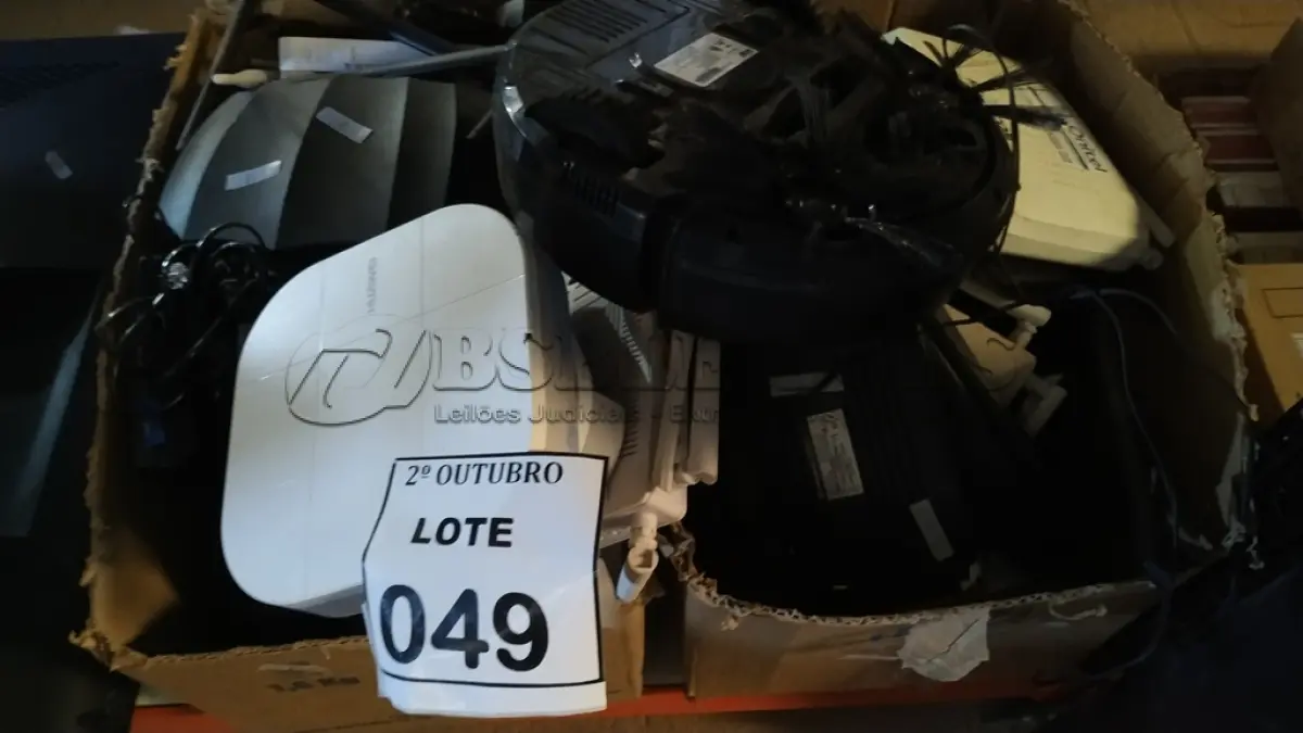 LOTE 049 - 01 LOTE COM GRANDE QUANTIDADE ROTEADORES, 01 ASPIRADOR ROBÔ E PERIFÉRICOS DIVERSOS. (NO ESTADO) ATENÇÃO! FAZER A VISITAÇÃO ANTES DE ARREMATAR, NÃO SABEMOS SE FUNCIONA, LEILÃO NÃO TEM GARANTIA E NEM DEVOLUÇÃO, SUJEITO A POSSÍVEIS AVARIAS VISÍVEIS/OCULTAS E/OU AUSÊNCIA DE COMPONENTES.