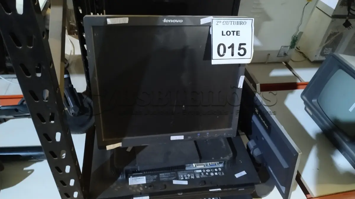 LOTE 015 - 01 LOTE COM VÁRIOS MONITORES LCD DE MARCAS E MODELOS DIVERSOS. (NO ESTADO) ATENÇÃO! FAZER A VISITAÇÃO ANTES DE ARREMATAR, NÃO SABEMOS SE FUNCIONA, LEILÃO NÃO TEM GARANTIA E NEM DEVOLUÇÃO, SUJEITO A POSSÍVEIS AVARIAS VISÍVEIS/OCULTAS E/OU AUSÊNCIA DE COMPONENTES.