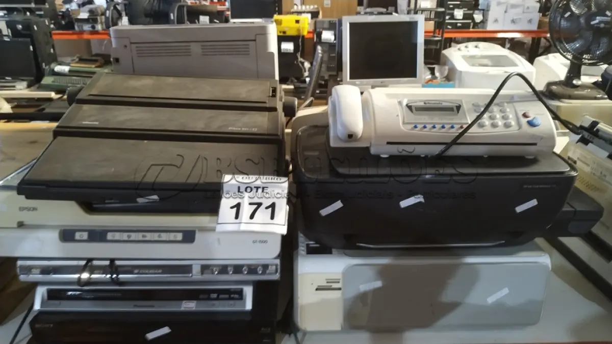 LOTE 171 - 02 APARELHOS DE DVD, 01 APARELHO BLU-RAY MARCA SONY, 01 MÁQUINA DE ESCREVER ELÉTRICA MODELO PRÁXIS 201-11 MARCA OLIVETTI, 01 RECEPTOR DE SINAL DE SATÉLITE, VÁRIAS BOBINAS DE IMPRESSORA DE ETIQUETA E 04 IMPRESSORAS DE MARCAS MODELOS DIVERSOS. (NO ESTADO) ATENÇÃO! FAZER A VISITAÇÃO ANTES DE ARREMATAR, NÃO SABEMOS SE FUNCIONA, LEILÃO NÃO TEM GARANTIA E NEM DEVOLUÇÃO, SUJEITO A POSSÍVEIS AVARIAS VISÍVEIS/OCULTAS E/OU AUSÊNCIA DE COMPONENTES.
