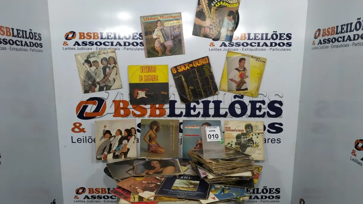 LOTE 010 - 01 LOTE COM GRANDE QUANTIDADE DE DISCOS DE VINIL. (NO ESTADO) ATENÇÃO! FAZER A VISITAÇÃO ANTES DE ARREMATAR, NÃO SABEMOS SE FUNCIONA, LEILÃO NÃO TEM GARANTIA E NEM DEVOLUÇÃO, SUJEITO A POSSÍVEIS AVARIAS VISÍVEIS/OCULTAS E/OU AUSÊNCIA DE COMPONENTES.