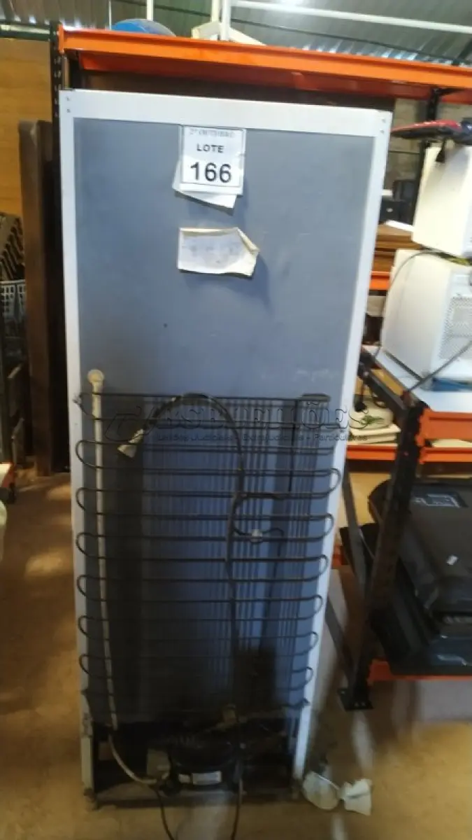 LOTE 166 - 01 GELADEIRA 220V MARCA ELECTROLUX. (NO ESTADO) ATENÇÃO! FAZER A VISITAÇÃO ANTES DE ARREMATAR, NÃO SABEMOS SE FUNCIONA, LEILÃO NÃO TEM GARANTIA E NEM DEVOLUÇÃO, SUJEITO A POSSÍVEIS AVARIAS VISÍVEIS/OCULTAS E/OU AUSÊNCIA DE COMPONENTES.