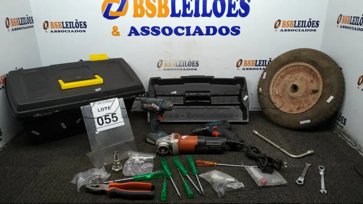 LOTE 055 - 01 CAIXA DE FERRAMENTAS COM 02 PARAFUSADEIRAS, 01 ESMERILHADEIRA, 01 ALICATE, 01 RODA DE CARRINHO DE MÃO E CHAVES E FERRAMENTAIS DIVERSAS. (NO ESTADO) ATENÇÃO! FAZER A VISITAÇÃO ANTES DE ARREMATAR, NÃO SABEMOS SE FUNCIONA, LEILÃO NÃO TEM GARANTIA E NEM DEVOLUÇÃO, SUJEITO A POSSÍVEIS AVARIAS VISÍVEIS/OCULTAS E/OU AUSÊNCIA DE COMPONENTES.