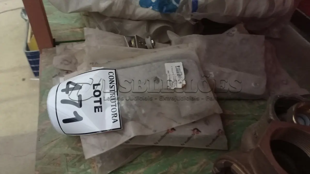 LOTE 471 - 01 LOTE COM PEÇAS PARA PORTA DE VIDROS. (NO ESTADO) ATENÇÃO! FAZER A VISITAÇÃO ANTES DE ARREMATAR, NÃO SABEMOS SE FUNCIONA, LEILÃO NÃO TEM GARANTIA E NEM DEVOLUÇÃO, SUJEITO A POSSÍVEIS AVARIAS VISÍVEIS/OCULTAS E/OU AUSÊNCIA DE COMPONENTES.