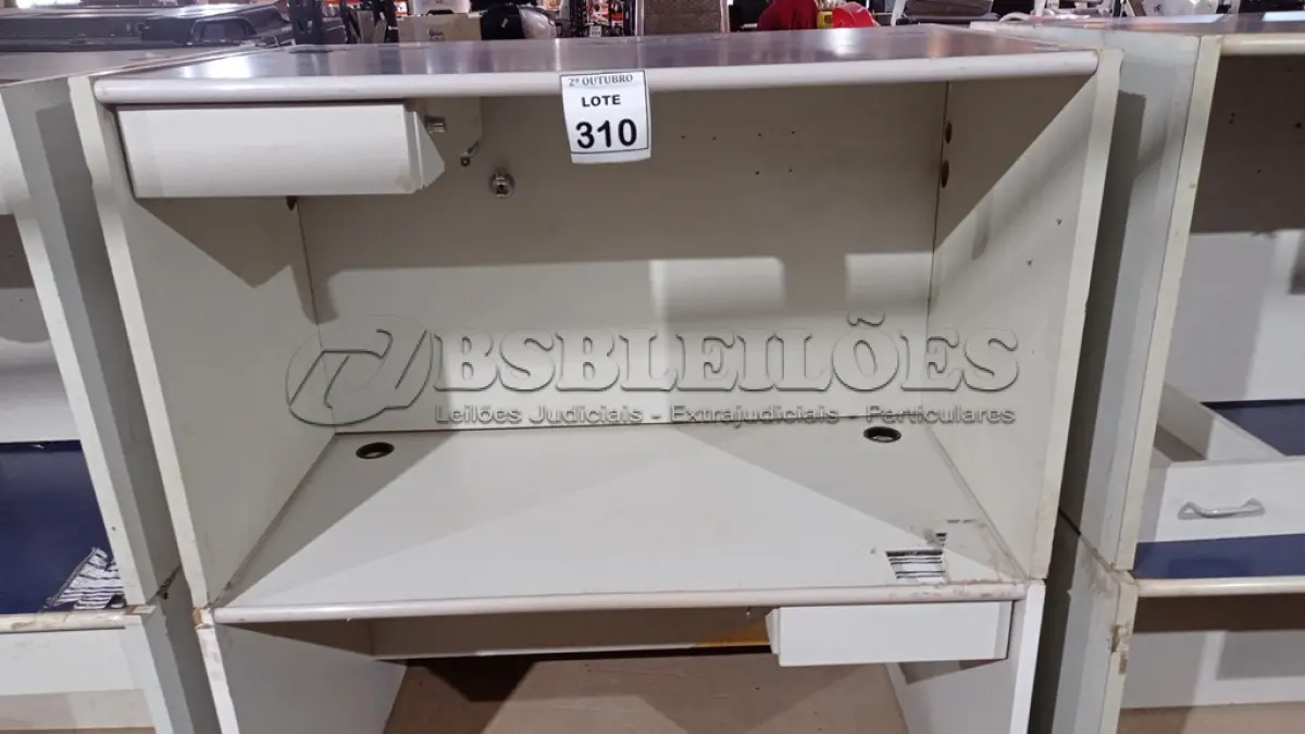 LOTE 310 - 02 MESAS DE ESCRITÓRIO EM MADEIRA. (NO ESTADO) ATENÇÃO! FAZER A VISITAÇÃO ANTES DE ARREMATAR, NÃO SABEMOS SE FUNCIONA, LEILÃO NÃO TEM GARANTIA E NEM DEVOLUÇÃO, SUJEITO A POSSÍVEIS AVARIAS VISÍVEIS/OCULTAS E/OU AUSÊNCIA DE COMPONENTES.