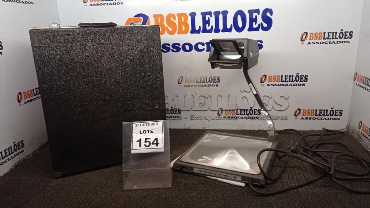 LOTE 154 - 01 RETROPROJETOR PORTÁTIL COM CASE. (NO ESTADO) ATENÇÃO! FAZER A VISITAÇÃO ANTES DE ARREMATAR, NÃO SABEMOS SE FUNCIONA, LEILÃO NÃO TEM GARANTIA E NEM DEVOLUÇÃO, SUJEITO A POSSÍVEIS AVARIAS VISÍVEIS/OCULTAS E/OU AUSÊNCIA DE COMPONENTES.