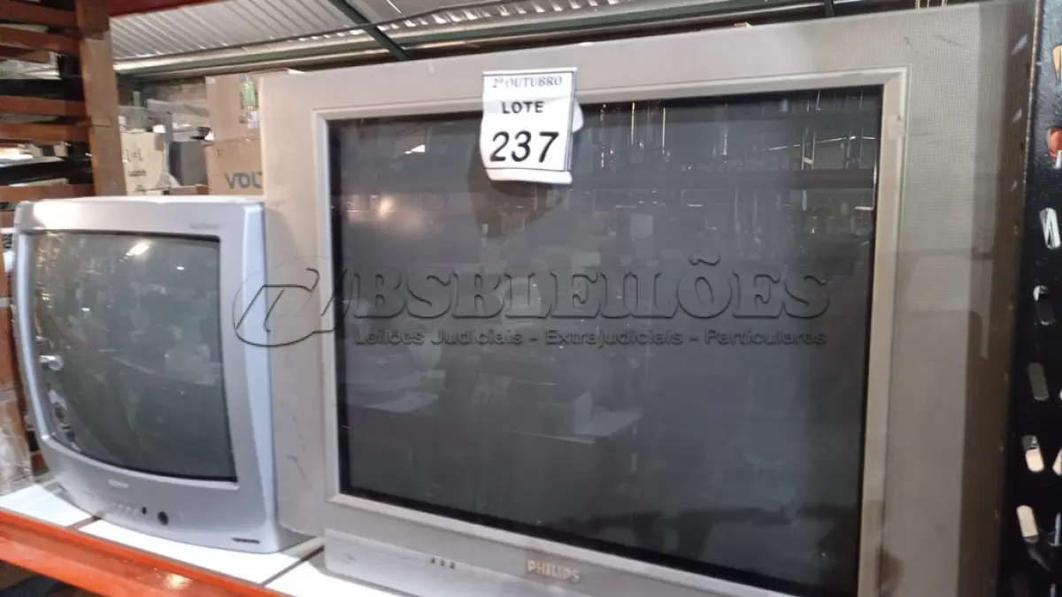 LOTE 237 - 02 TVS DE TUBO MARCAS PHILIPS E SEMP TOSHIBA. (NO ESTADO) ATENÇÃO! FAZER A VISITAÇÃO ANTES DE ARREMATAR, NÃO SABEMOS SE FUNCIONA, LEILÃO NÃO TEM GARANTIA E NEM DEVOLUÇÃO, SUJEITO A POSSÍVEIS AVARIAS VISÍVEIS/OCULTAS E/OU AUSÊNCIA DE COMPONENTES.