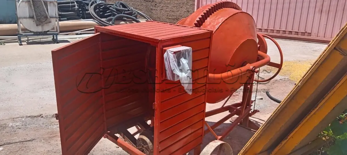 LOTE 334 - 01 BETONEIRA DE 400 LITROS C/MOTOR. (NO ESTADO) ATENÇÃO! FAZER A VISITAÇÃO ANTES DE ARREMATAR, NÃO SABEMOS SE FUNCIONA, LEILÃO NÃO TEM GARANTIA E NEM DEVOLUÇÃO, SUJEITO A POSSÍVEIS AVARIAS VISÍVEIS/OCULTAS E/OU AUSÊNCIA DE COMPONENTES.