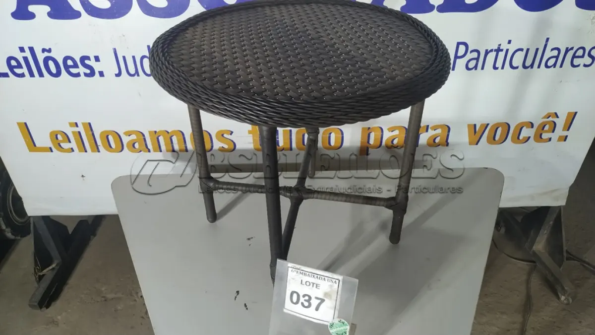 LOTE 037 - 01 MESA DE CANTO. (NO ESTADO EM QUE SE ENCONTRA. SUJEITO A AVARIAS OCULTAS/VISÍVEIS.) AV9396T