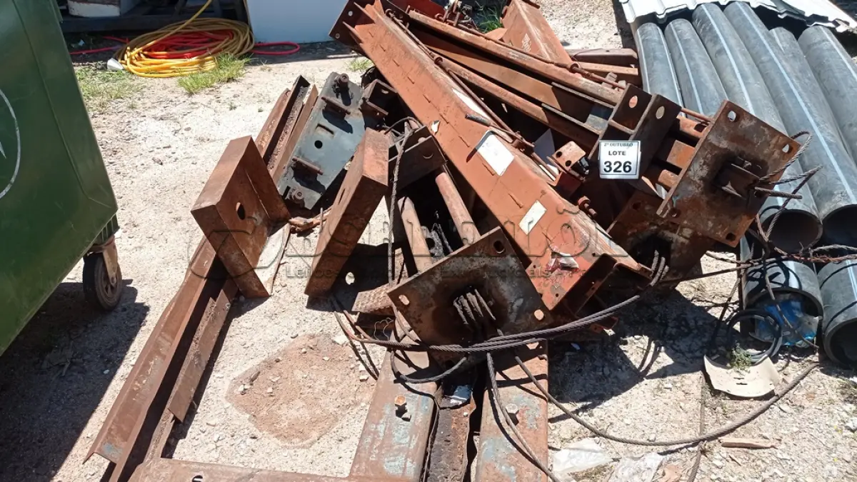 LOTE 326 - 01 ELEVADOR DE CARRO. (NO ESTADO) ATENÇÃO! FAZER A VISITAÇÃO ANTES DE ARREMATAR, NÃO SABEMOS SE FUNCIONA, LEILÃO NÃO TEM GARANTIA E NEM DEVOLUÇÃO, SUJEITO A POSSÍVEIS AVARIAS VISÍVEIS/OCULTAS E/OU AUSÊNCIA DE COMPONENTES.