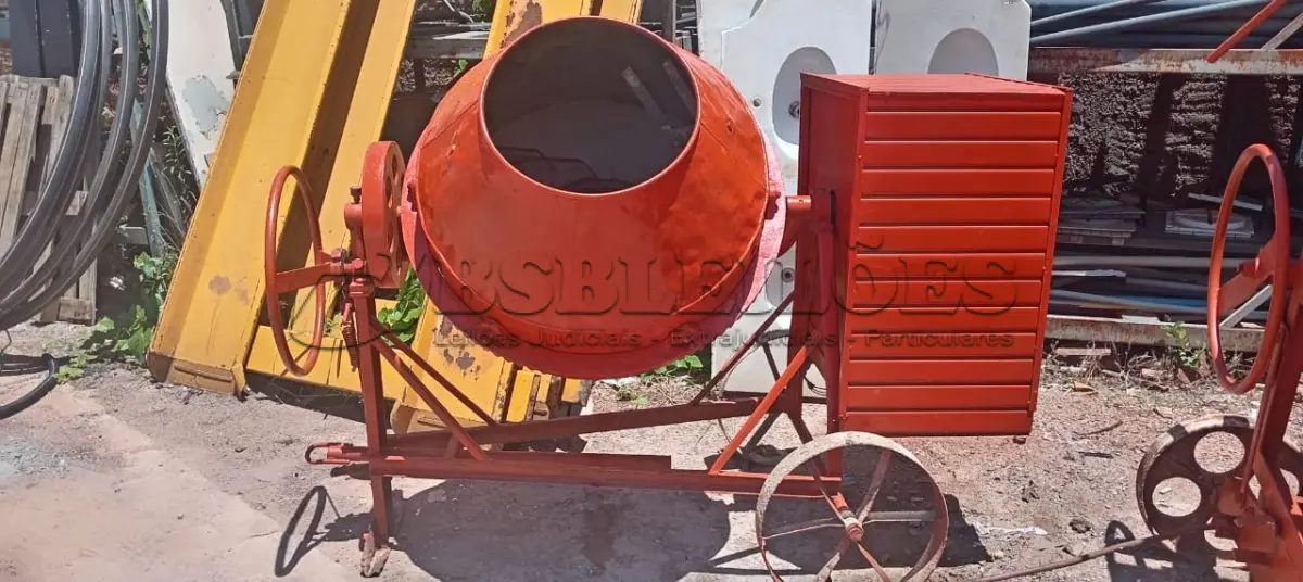 LOTE 334 - 01 BETONEIRA DE 400 LITROS C/MOTOR. (NO ESTADO) ATENÇÃO! FAZER A VISITAÇÃO ANTES DE ARREMATAR, NÃO SABEMOS SE FUNCIONA, LEILÃO NÃO TEM GARANTIA E NEM DEVOLUÇÃO, SUJEITO A POSSÍVEIS AVARIAS VISÍVEIS/OCULTAS E/OU AUSÊNCIA DE COMPONENTES.