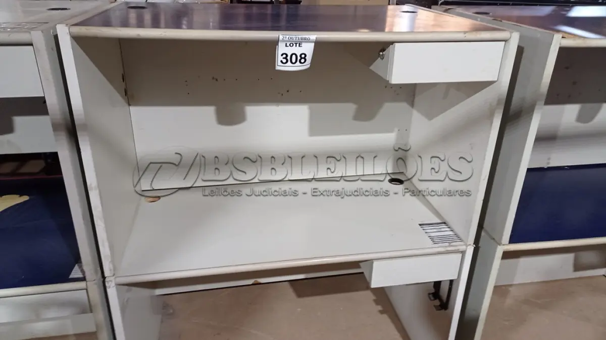 LOTE 308 - 02 MESAS DE ESCRITÓRIO EM MADEIRA. (NO ESTADO) ATENÇÃO! FAZER A VISITAÇÃO ANTES DE ARREMATAR, NÃO SABEMOS SE FUNCIONA, LEILÃO NÃO TEM GARANTIA E NEM DEVOLUÇÃO, SUJEITO A POSSÍVEIS AVARIAS VISÍVEIS/OCULTAS E/OU AUSÊNCIA DE COMPONENTES.