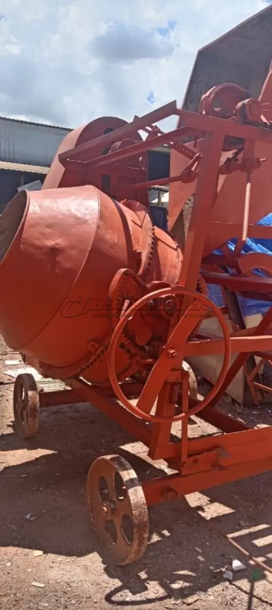 LOTE 333 - 01 BETONEIRA GRANDE DE 600 LITROS C/MOTOR . (NO ESTADO) ATENÇÃO! FAZER A VISITAÇÃO ANTES DE ARREMATAR, NÃO SABEMOS SE FUNCIONA, LEILÃO NÃO TEM GARANTIA E NEM DEVOLUÇÃO, SUJEITO A POSSÍVEIS AVARIAS VISÍVEIS/OCULTAS E/OU AUSÊNCIA DE COMPONENTES.