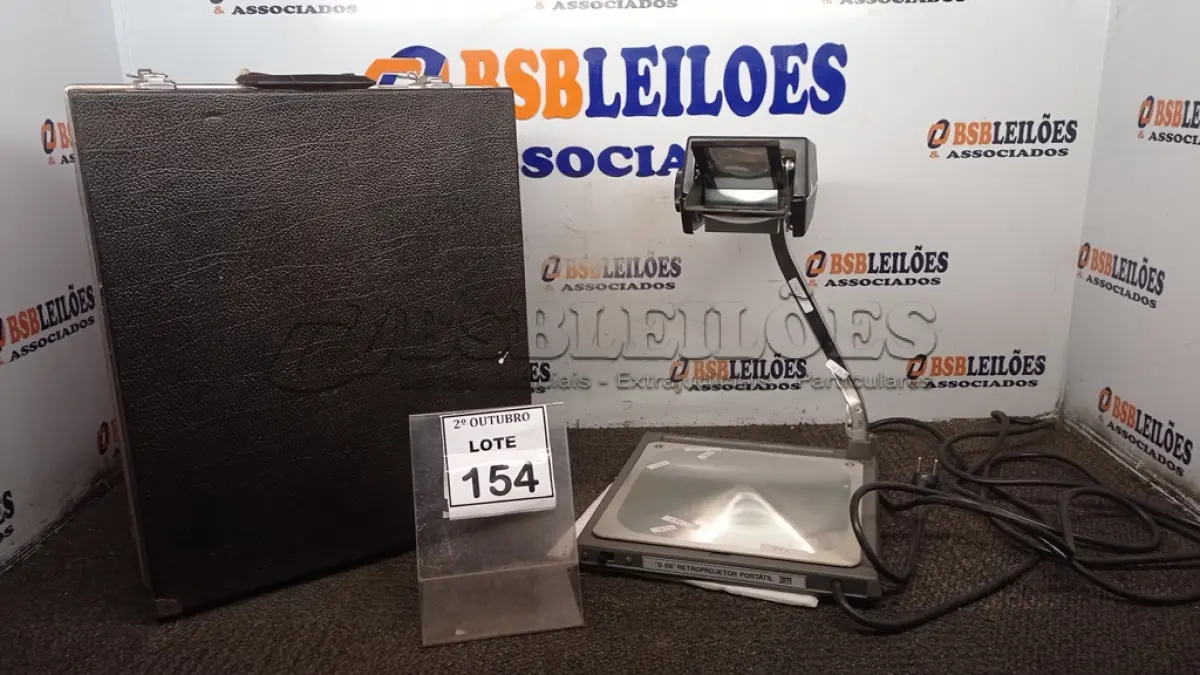 LOTE 154 - 01 RETROPROJETOR PORTÁTIL COM CASE. (NO ESTADO) ATENÇÃO! FAZER A VISITAÇÃO ANTES DE ARREMATAR, NÃO SABEMOS SE FUNCIONA, LEILÃO NÃO TEM GARANTIA E NEM DEVOLUÇÃO, SUJEITO A POSSÍVEIS AVARIAS VISÍVEIS/OCULTAS E/OU AUSÊNCIA DE COMPONENTES.