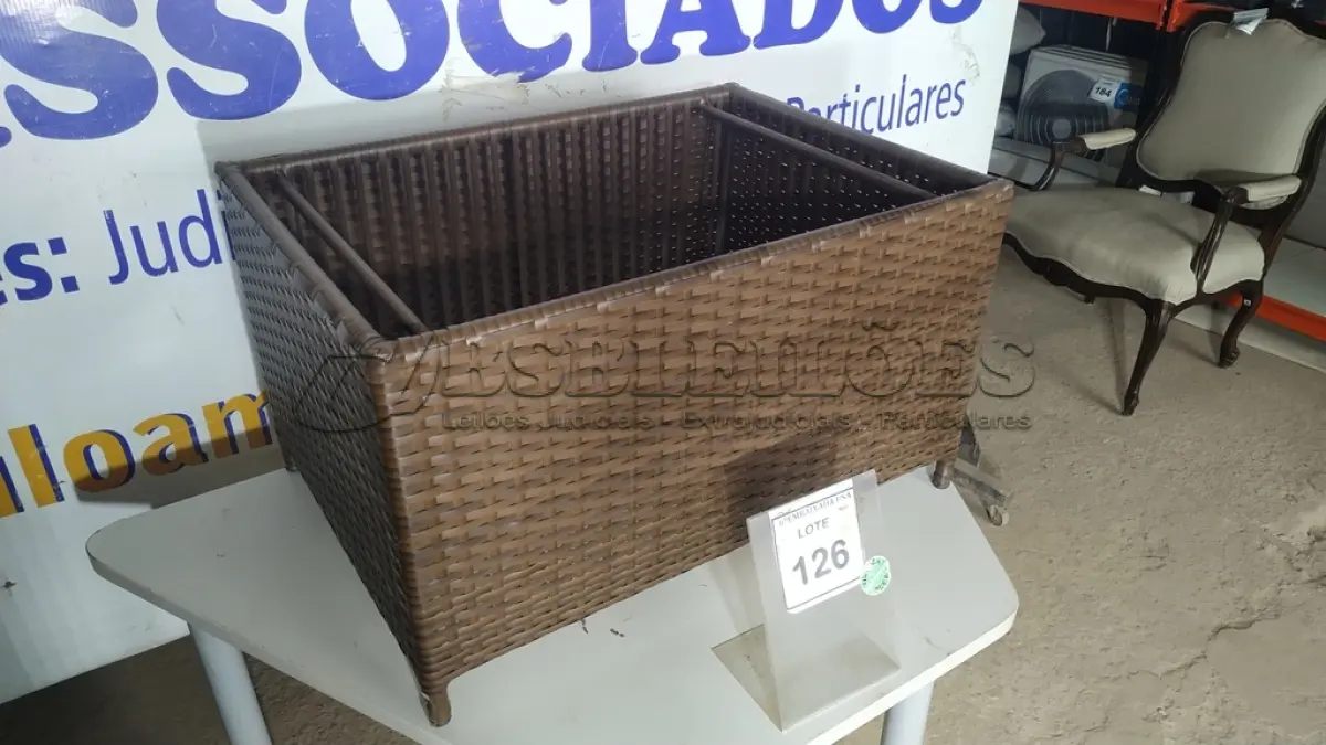 LOTE 126 - 01 MESA DE CENTRO DE JARDIM. (NO ESTADO EM QUE SE ENCONTRA. SUJEITO A AVARIAS OCULTAS/VISÍVEIS.) BH1646S