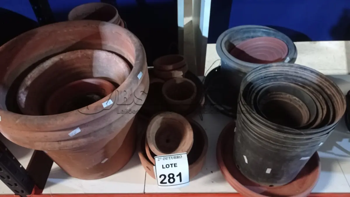 LOTE 281 - 01 LOTE COM VÁRIOS VASOS DE PLANTAS DE MATERIAIS DIVERSOS. (NO ESTADO) ATENÇÃO! FAZER A VISITAÇÃO ANTES DE ARREMATAR, NÃO SABEMOS SE FUNCIONA, LEILÃO NÃO TEM GARANTIA E NEM DEVOLUÇÃO, SUJEITO A POSSÍVEIS AVARIAS VISÍVEIS/OCULTAS E/OU AUSÊNCIA DE COMPONENTES.