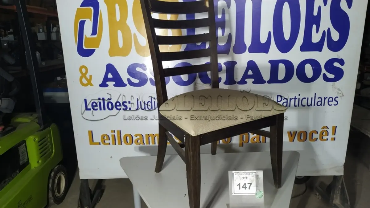 LOTE 147 - 01 CADEIRA DE JANTAR . (NO ESTADO EM QUE SE ENCONTRA. SUJEITO A AVARIAS OCULTAS/VISÍVEIS.) AU2145K