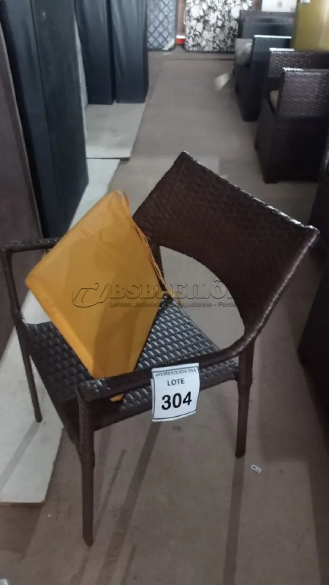 LOTE 304 - 01 CADEIRA DE JARDIM. (NO ESTADO EM QUE SE ENCONTRA. SUJEITO A AVARIAS OCULTAS/VISÍVEIS.) BH1588R
