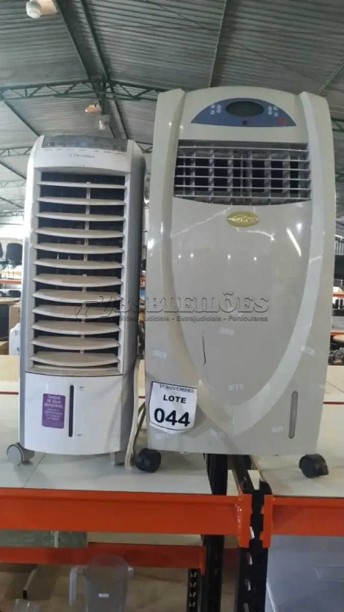 LOTE 044 - 02 CLIMATIZADORES DE AR MARCAS KOMECO E ELECTROLUX. (NO ESTADO) ATENÇÃO! FAZER A VISITAÇÃO ANTES DE ARREMATAR, NÃO SABEMOS SE FUNCIONA, LEILÃO NÃO TEM GARANTIA E NEM DEVOLUÇÃO, SUJEITO A POSSÍVEIS AVARIAS VISÍVEIS/OCULTAS E/OU AUSÊNCIA DE COMPONENTES.