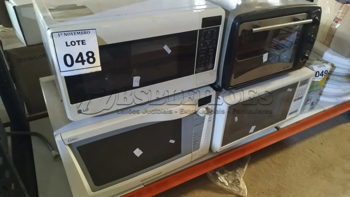 LOTE 048 - 01 FORNO ELÉTRICO E 03 MICRO-ONDAS DE MARCAS E MODELOS DIVERSOS. (NO ESTADO) ATENÇÃO! FAZER A VISITAÇÃO ANTES DE ARREMATAR, NÃO SABEMOS SE FUNCIONA, LEILÃO NÃO TEM GARANTIA E NEM DEVOLUÇÃO, SUJEITO A POSSÍVEIS AVARIAS VISÍVEIS/OCULTAS E/OU AUSÊNCIA DE COMPONENTES.