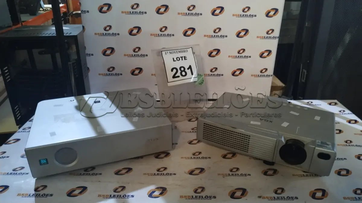 LOTE 281 - 02 PROJETORES MARCAS SONY E HITACHI. (NO ESTADO) ATENÇÃO! FAZER A VISITAÇÃO ANTES DE ARREMATAR, NÃO SABEMOS SE FUNCIONA, LEILÃO NÃO TEM GARANTIA E NEM DEVOLUÇÃO, SUJEITO A POSSÍVEIS AVARIAS VISÍVEIS/OCULTAS E/OU AUSÊNCIA DE COMPONENTES.