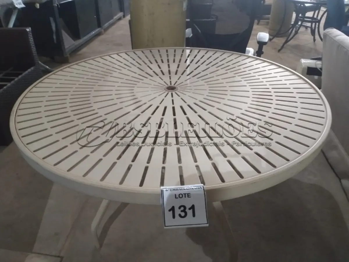 LOTE 131 -  01 MESA DE JARDIM. (NO ESTADO EM QUE SE ENCONTRA. SUJEITO A AVARIAS OCULTAS/VISÍVEIS.) BF8580U