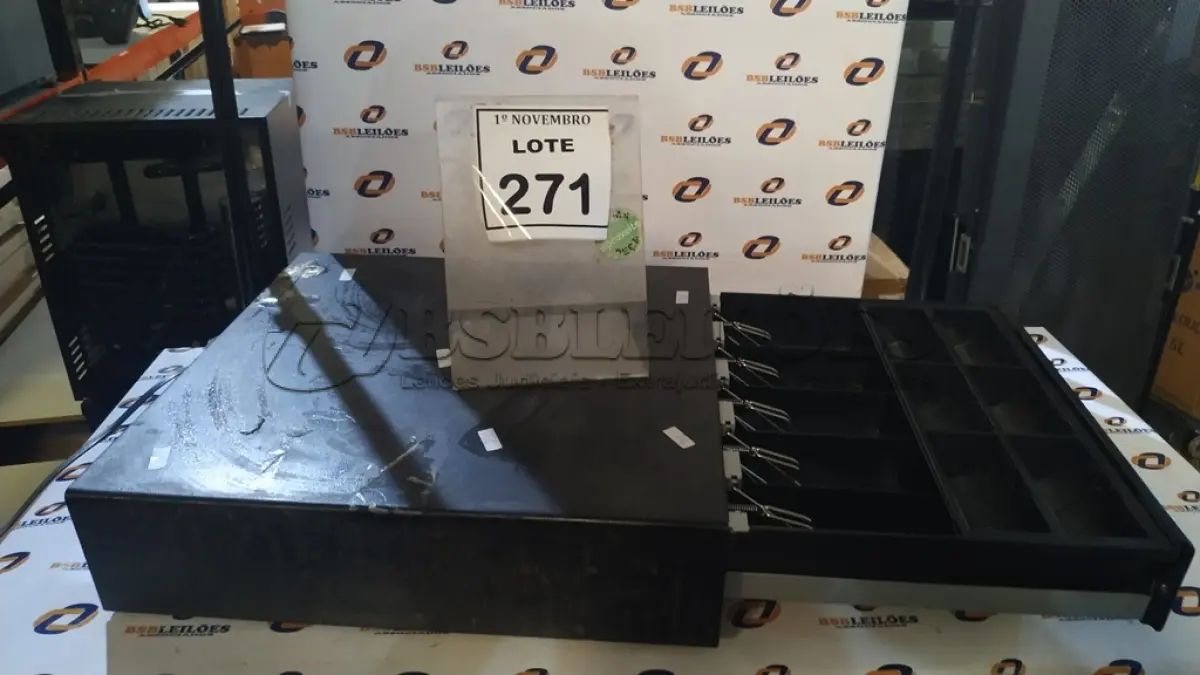 LOTE 271 - 01 GAVETA DE DINHEIRO. (NO ESTADO) ATENÇÃO! FAZER A VISITAÇÃO ANTES DE ARREMATAR, NÃO SABEMOS SE FUNCIONA, LEILÃO NÃO TEM GARANTIA E NEM DEVOLUÇÃO, SUJEITO A POSSÍVEIS AVARIAS VISÍVEIS/OCULTAS E/OU AUSÊNCIA DE COMPONENTES.